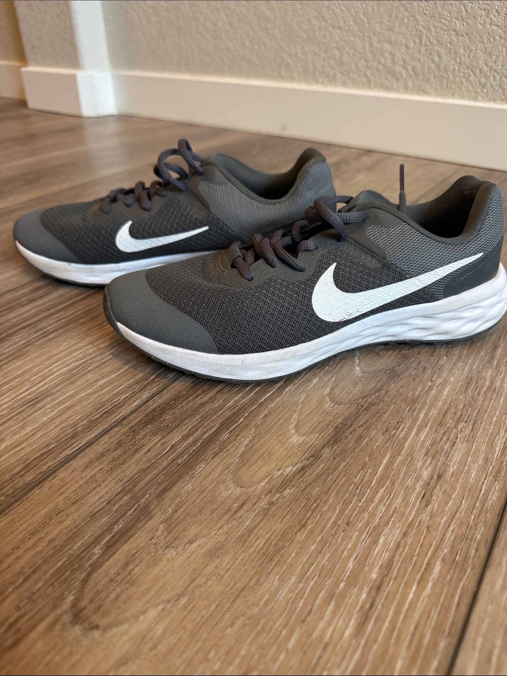 Nike Men's Dark Gray Athletic Runners with White Swoosh